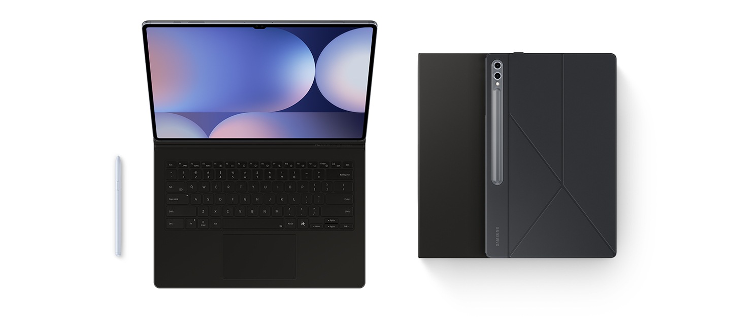 키보드 북커버가 부착된 갤럭시 탭 S10 Ultra의 앞면이 나타납니다. 왼쪽에는 S Pen이, 오른쪽에는 커버를 부착한 기기 두 대가 겹쳐져 있습니다. 아래의 기기는 화면이 위를 향하고, 위의 기기는 후면 커버가 보이도록 뒤집혀 있습니다.