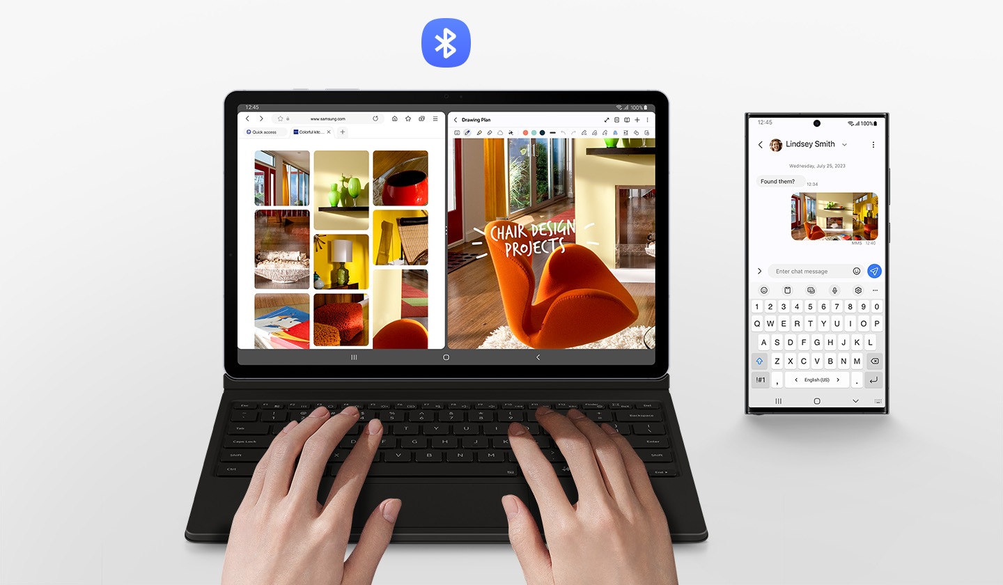 한 사람이 키보드 북커버를 부착한 갤럭시 탭 S10+를 사용하고 있습니다. 화면이 두 개의 창으로 나뉘고, 왼쪽에는 여러 가구가 표시된 이미지 검색 결과가 표시되고, 오른쪽에는 이미지 편집 화면이 표시됩니다. 갤럭시 탭 S10+의 오른쪽에 있는 갤럭시 스마트폰에는 편집 중인 이미지와 같은 이미지가 표시됩니다. 갤럭시 탭 S10+ 위에 블루투스 로고가 표시됩니다.