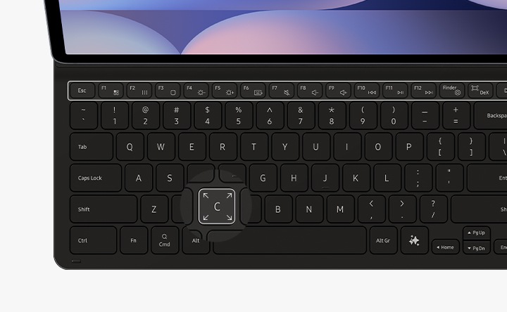 기능 키를 강조한 슬림 키보드 북커버의 전면 모습입니다. 넓은 키의 크기가 강조되어 있습니다. 