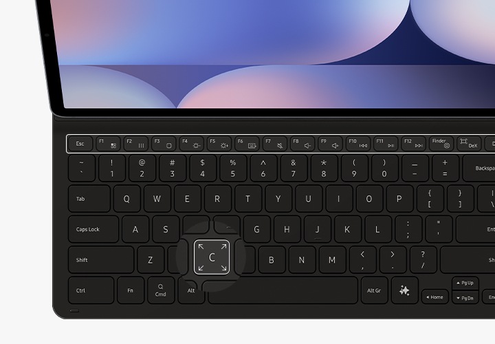 기능 키를 강조한 슬림 키보드 북커버의 전면 모습입니다. 넓은 키의 크기가 강조되어 있습니다. 