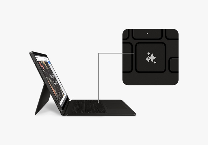 키보드 북커버를 부착한 갤럭시 탭 S9 기기 화면이 오른쪽을 향하도록 기울어져 있습니다. 화면에 노트 어시스트 앱이 표시되고, 화면이 분할되어 빅스비와의 대화가 표시됩니다. 키보드의 Galaxy AI 키가 클로즈업되어 키보드에서의 위치가 강조됩니다.