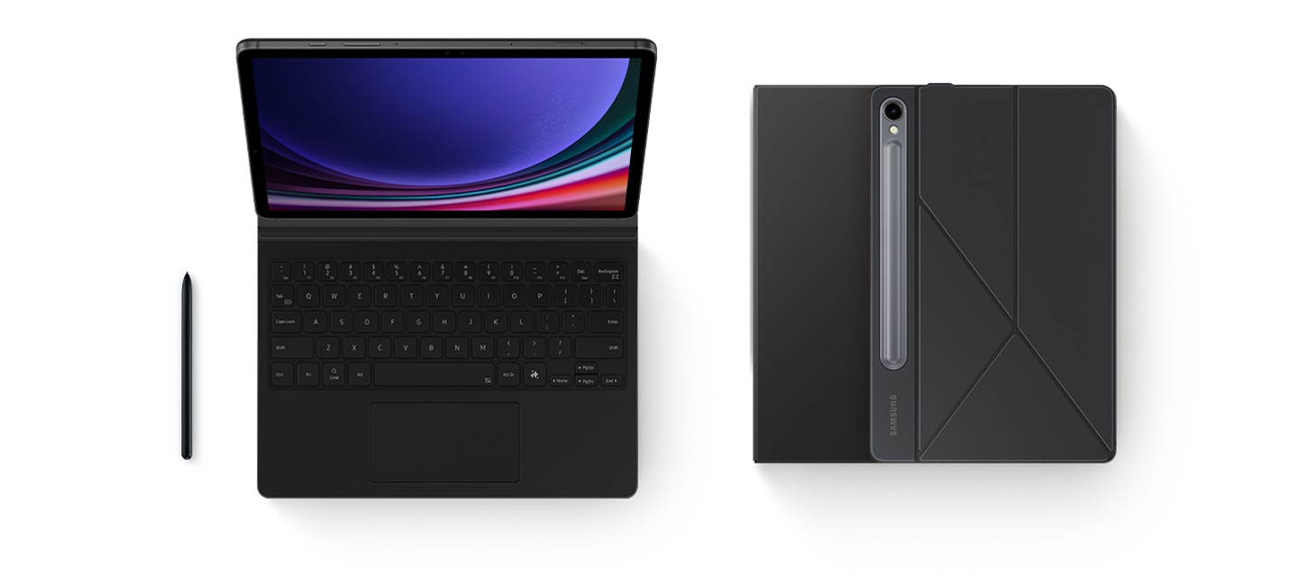 키보드 북커버가 부착된 갤럭시 탭 S9 의 앞면이 나타납니다. 왼쪽에는 S Pen이, 오른쪽에는 커버를 부착한 기기 두 대가 겹쳐져 있습니다. 아래의 기기는 화면이 위를 향하고, 위의 기기는 후면 커버가 보이도록 뒤집혀 있습니다.