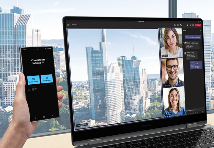 갤럭시 북5 Pro 360에서 Microsoft Teams 그룹 화상 통화가 진행 중입니다. 사용자가 PC에 연결된 갤럭시 S24 Ultra를 한 손으로 들어 후면 카메라로 풍경을 촬영해 화상 회의 멤버들에게 공유하는 장면입니다.