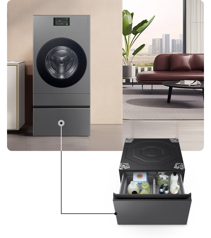 가운데 콤보 제품이 있습니다, 좌측에는 세면대 있고 우측에는 거실뷰가 보입니다. 창밖에는 고층 아파트가 보이고, 실내에는 소파랑 식물이 보입니다. 이미지 옆에는 허리사랑 수납함 확대컷이 보입니다. 수납함 안에는 세제가 있습니다.