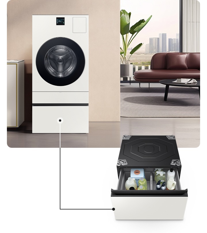 가운데 콤보 제품이 있습니다, 좌측에는 세면대 있고 우측에는 거실뷰가 보입니다. 창밖에는 고층 아파트가 보이고, 실내에는 소파랑 식물이 보입니다. 이미지 옆에는 허리사랑 수납함 확대컷이 보입니다. 수납함 안에는 세제가 있습니다.