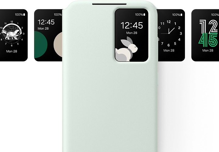 민트 색상의 스마트 뷰 월렛 케이스를 착용한 갤럭시 S24 FE의 전면 모습입니다. 작은 뷰 윈도우의 디스플레이들이 좌우로 정렬되어 있으며 각자 다른 스타일의 시간과 날짜를 표시하고 있습니다.