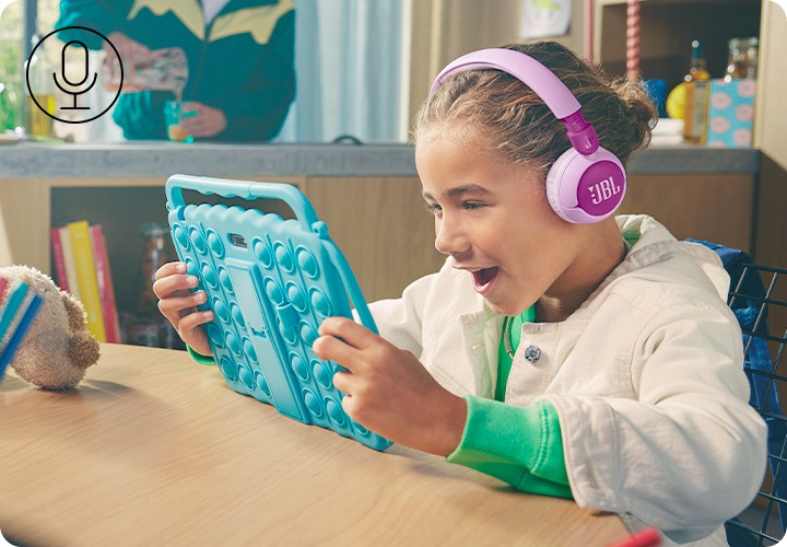 제품을 착용한 여자아이가 태블릿 PC를 보고 있습니다.