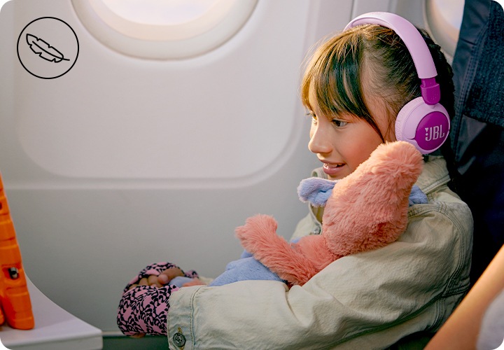 기내에서 인형을 껴 안은&nbsp;여자아이가&nbsp;제품 착용한 상태로&nbsp;태블릿&nbsp;PC를 보고 있습니다.