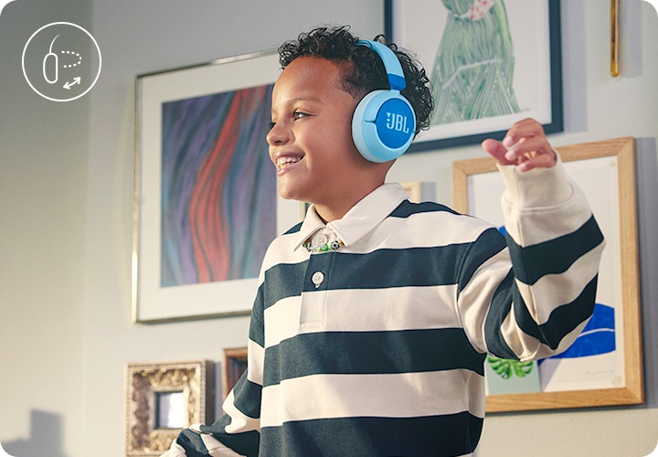 제품을 착용한 남자 아이가 웃으면서 춤을 추고 있습니다.