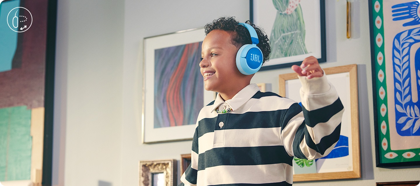 제품을 착용한 남자 아이가 웃으면서 춤을 추고 있습니다.