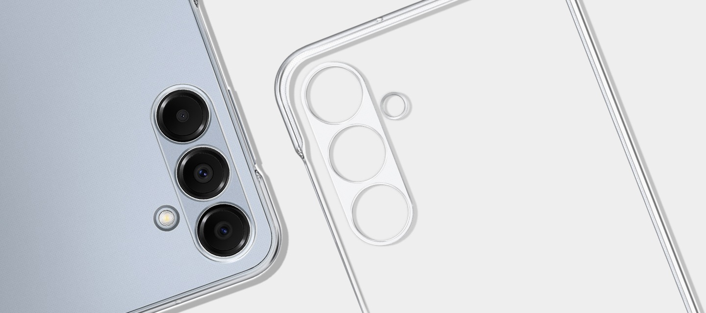 클리어 케이스를 착용한 갤럭시 A16이 뒷면을 드러내며 사선으로 놓여있습니다. 오른쪽으로 클리어 케이스가 나란히 있습니다.