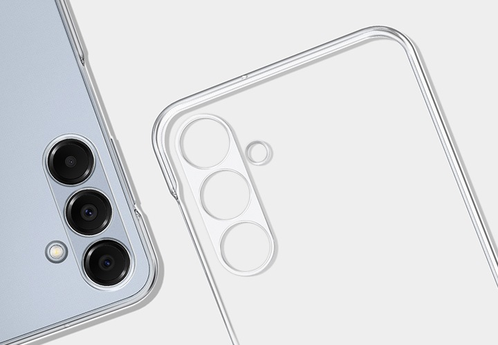 클리어 케이스를 착용한 갤럭시 A16이 뒷면을 드러내며 사선으로 놓여있습니다. 오른쪽으로 클리어 케이스가 나란히 있습니다.