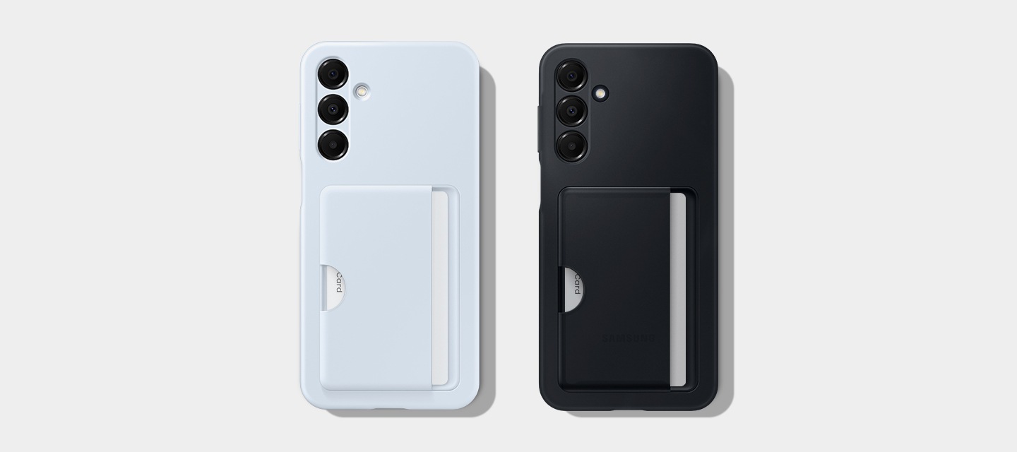 카드 슬롯 케이스를 착용한 갤럭시 A16 기기 2대가 나란히 놓여있습니다. 왼쪽은 블루 색상, 오른쪽은 블랙 색상의 케이스입니다. 각각의 케이스에 신용카드가 담겨있습니다.