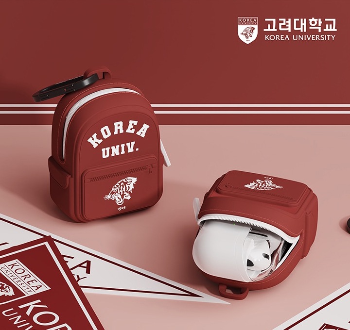 전반적인 고려대학교 팜플렛 배경에서, 제품의 지퍼가 열린 상태로 누워 있는 모습과 닫힌 상태의 제품이 약 25도 오른쪽으로 기울어진 정면 모습이 보입니다.