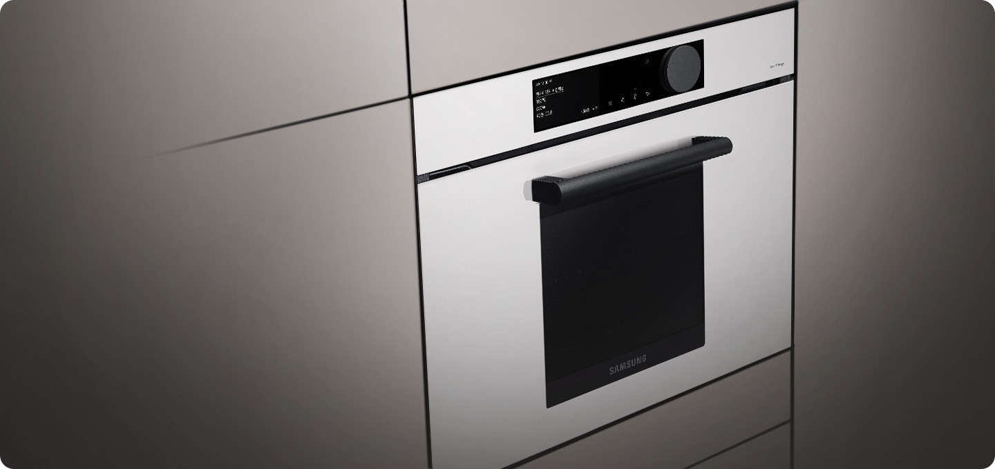 에토프 베이지 색의 장에 글램화이트 색상의 오븐이 맞춰져 들어가 있습니다.