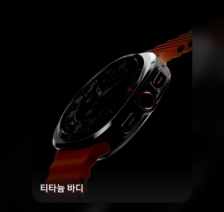 갤럭시 워치 울트라의 티타늄 프레임이 반짝이면서 천천히 회전하며 티타늄을 드러냅니다.