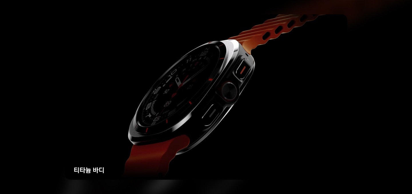 갤럭시 워치 울트라의 티타늄 프레임이 반짝이면서 천천히 회전하며 티타늄을 드러냅니다.