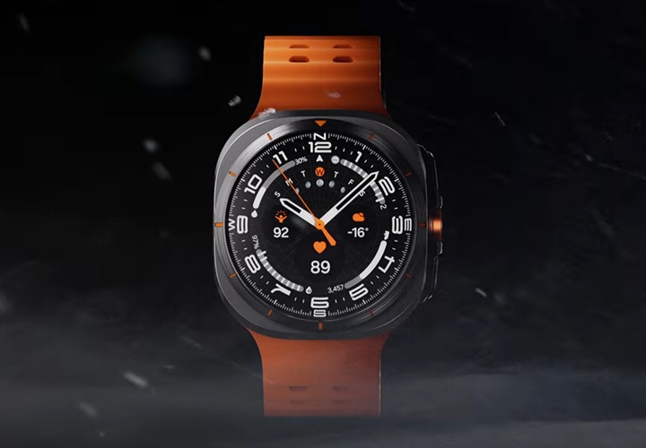 갤럭시 워치 울트라의 티타늄 바디 특징을 설명하기 위한 모습이 보여집니다.