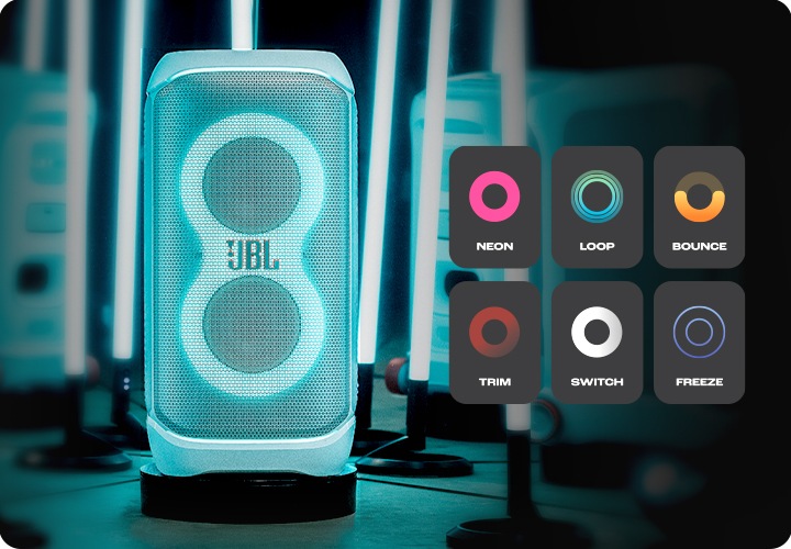 어두운 공간에 화이트 색상의 제품들이 보입니다. 오른쪽에는 라이트 효과의 패턴 및 컬러가 보입니다.