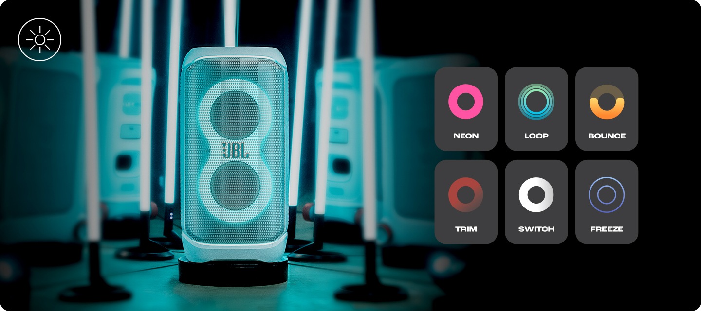 어두운 공간에 화이트 색상의 제품들이 보입니다. 오른쪽에는 라이트 효과의 패턴 및 컬러가 보입니다.