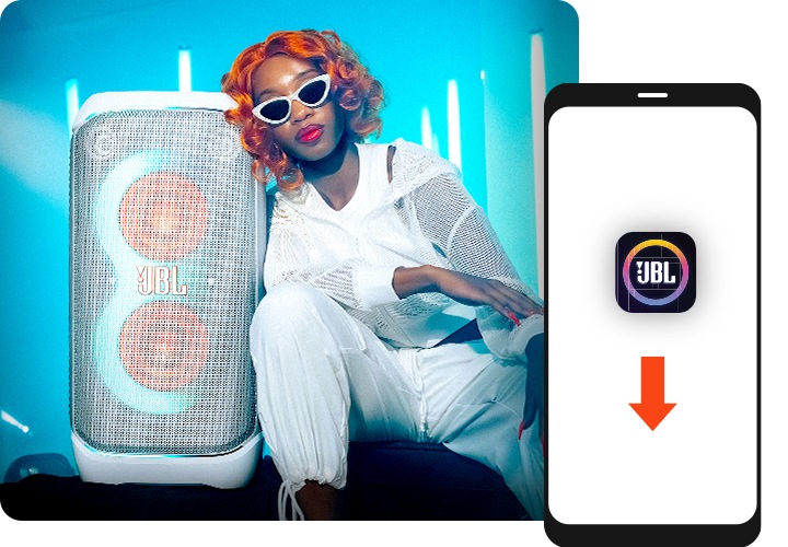 여성이 화이트 색상의 제품에 기대어 앉아 있습니다. 그 이미지 앞으로 스마트폰이 있으며 화면에는 JBL PARTYBOX 앱 아이콘이 보입니다.