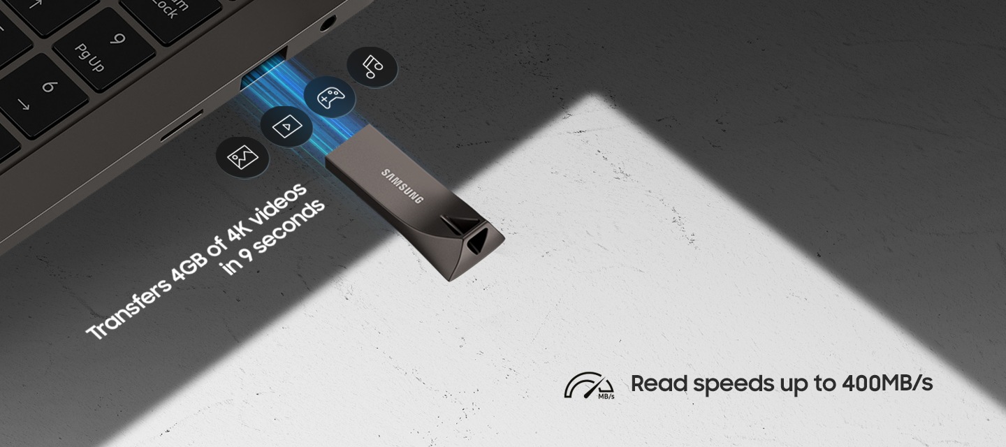 이미지 왼쪽&nbsp;상단부분에는&nbsp;노트북이 열려있는 이미지가 있고 노트북 오른쪽 부분에는 연결되는 느낌을 주려고 파란색으로 불빛이 제품과 노트북을 연결하고 있고&nbsp;파란빛&nbsp;위에는 사진, 게임, 영상, 음악 아이콘이 왼쪽 하단에서 오른쪽 상단으로 나열되어 있습니다. 제품 이미지 왼쪽 부분에는 Transfers 4 GB of 4K videos in 9 seconds 텍스트가 쓰여 있습니다. 이미지 오른쪽 하단 부분에는 Read speeds up to 400 MB/s, USB 3.2 Gen 1 텍스트가 쓰여 있습니다.