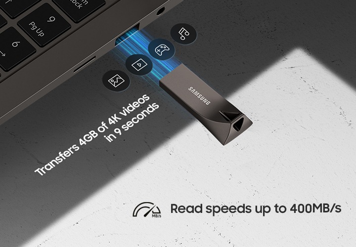 이미지 왼쪽&nbsp;상단부분에는&nbsp;노트북이 열려있는 이미지가 있고 노트북 오른쪽 부분에는 연결되는 느낌을 주려고 파란색으로 불빛이 제품과 노트북을 연결하고 있고&nbsp;파란빛&nbsp;위에는 사진, 게임, 영상, 음악 아이콘이 왼쪽 하단에서 오른쪽 상단으로 나열되어 있습니다. 제품 이미지 왼쪽 부분에는 Transfers 4 GB of 4K videos in 9 seconds 텍스트가 쓰여 있습니다. 이미지 오른쪽 하단 부분에는 Read speeds up to 400 MB/s, USB 3.2 Gen 1 텍스트가 쓰여 있습니다.