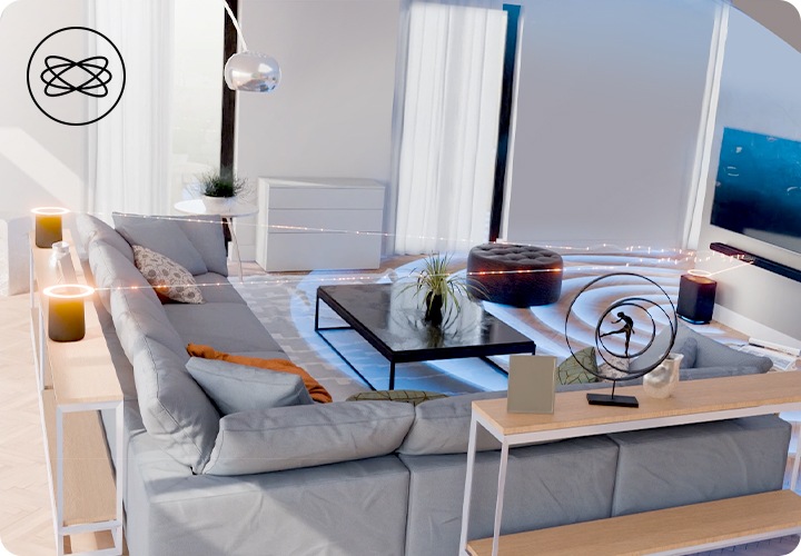 TV 아래 놓인 스피커와 TV 아래 설치된 사운드바 그리고 소파 뒤에 놓인 스피커가 무선으로 연결된 이미지입니다.