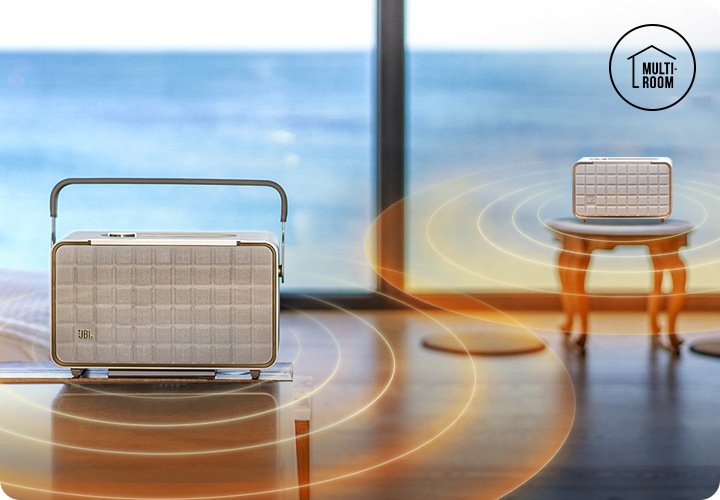 거실에 Authentics 200 / Authentics 300이 놓여 있으며, 각각에 제품에서 음파가 발행하고 있습니다.