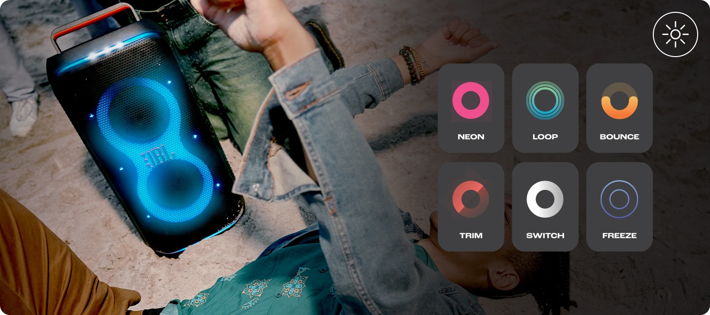 해변에 제품이 놓여 있으며 주변에는 사람들이 있습니다. 오른쪽에는 라이트 효과의 패턴 및 컬러가 보입니다.