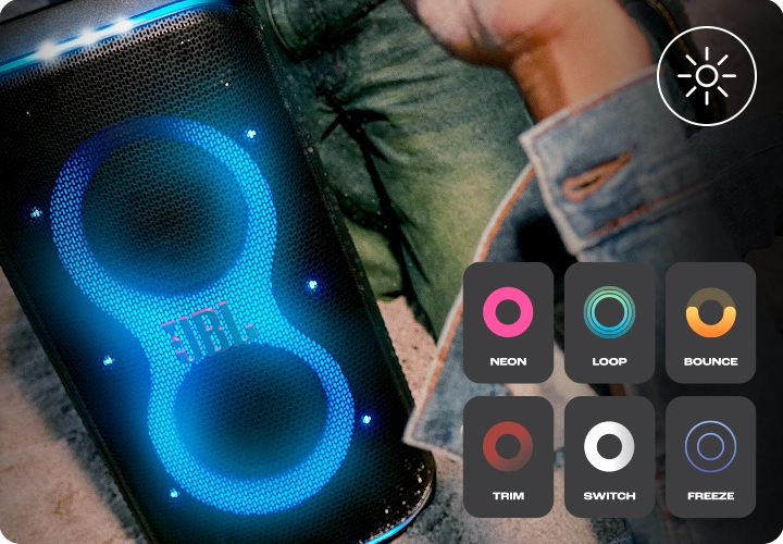 해변에 제품이 놓여 있으며 주변에는 사람들이 있습니다. 오른쪽에는 라이트 효과의 패턴 및 컬러가 보입니다.