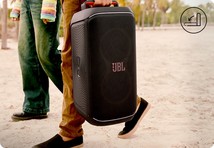 남성이 제품의 핸들을 잡고 제품을 옮기고 있습니다.