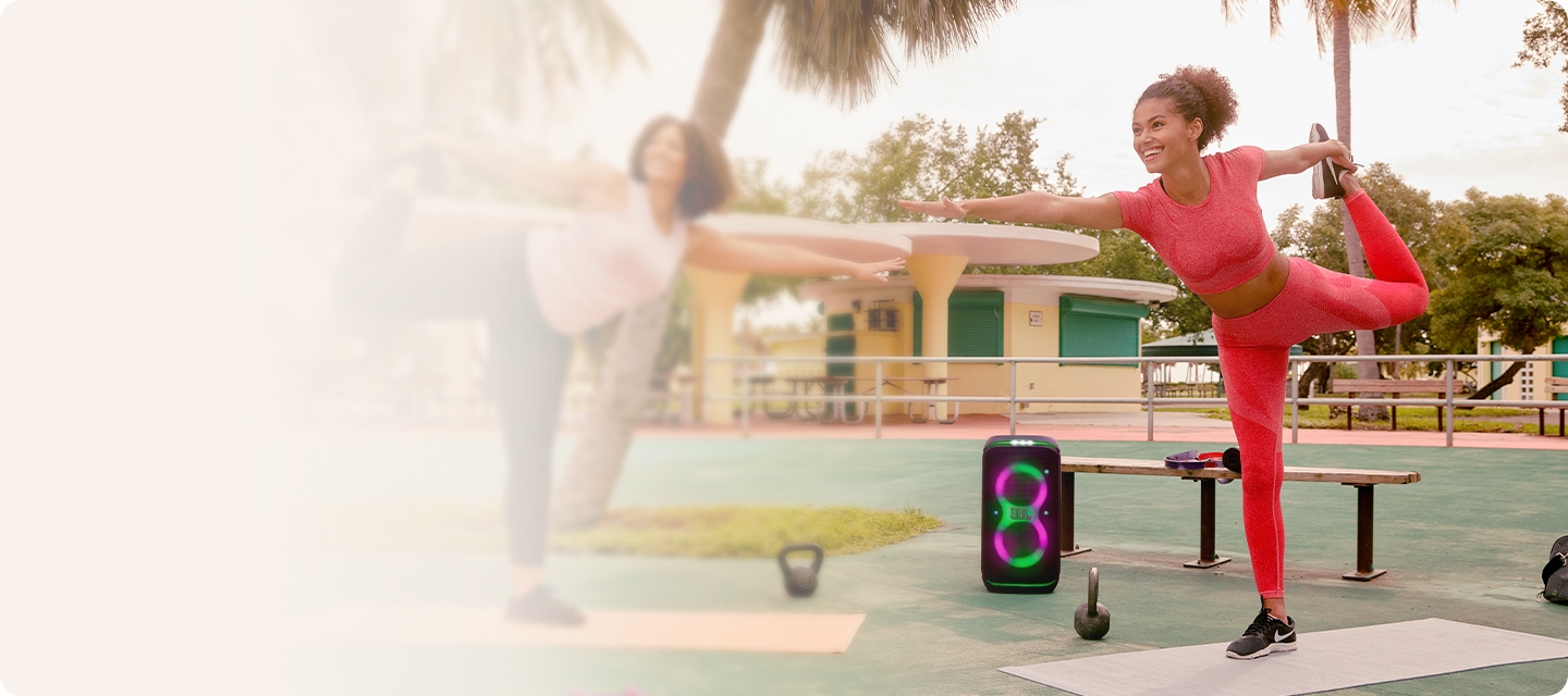 공원에서 여성들이 요가를 하고 있습니다. 여성들 사이에는 제품이 놓여 있습니다.