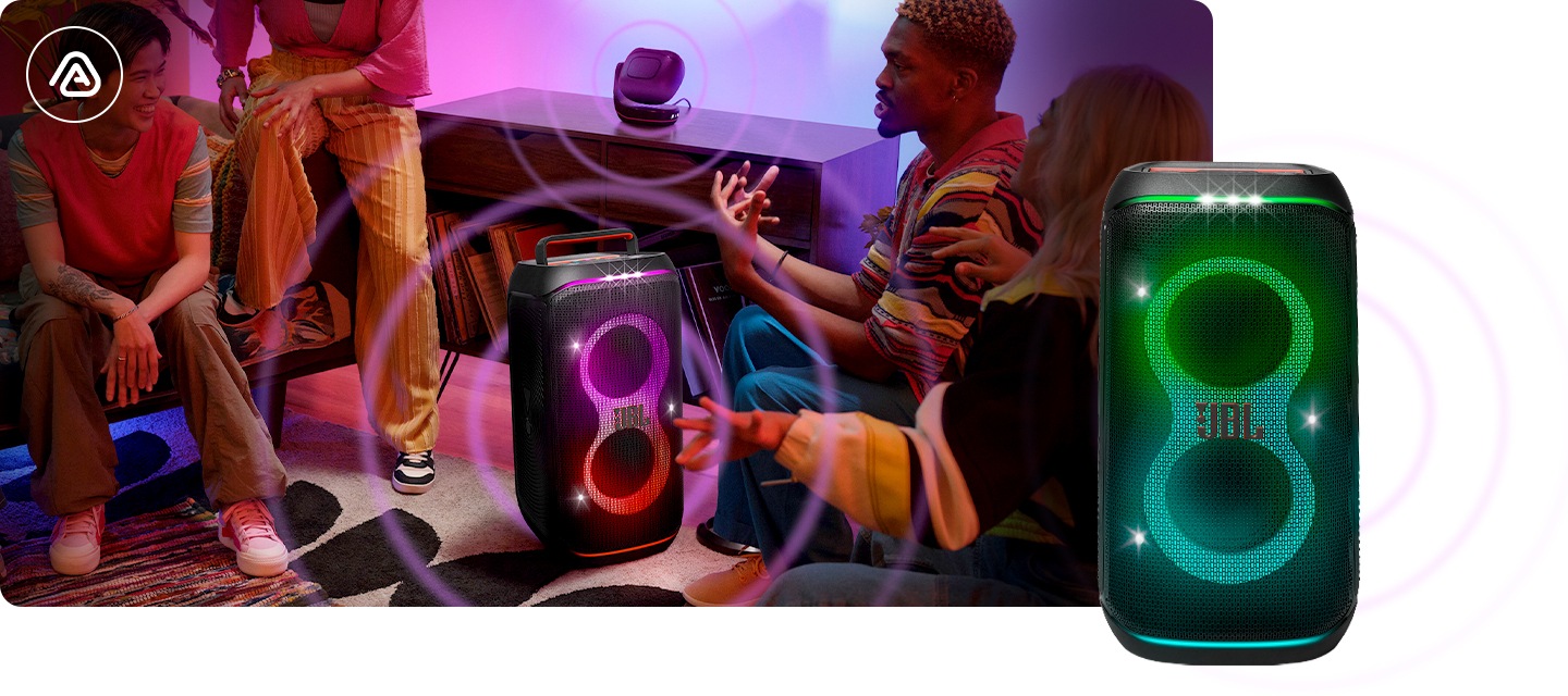 거실 소파에 사람들이 앉아 있습니다. 사람들 사이에는 제품이 놓여 있으며, 제품에서 음파가 나오고 있습니다. 오른쪽 하단에 제품의 정면 컷이 보입니다.