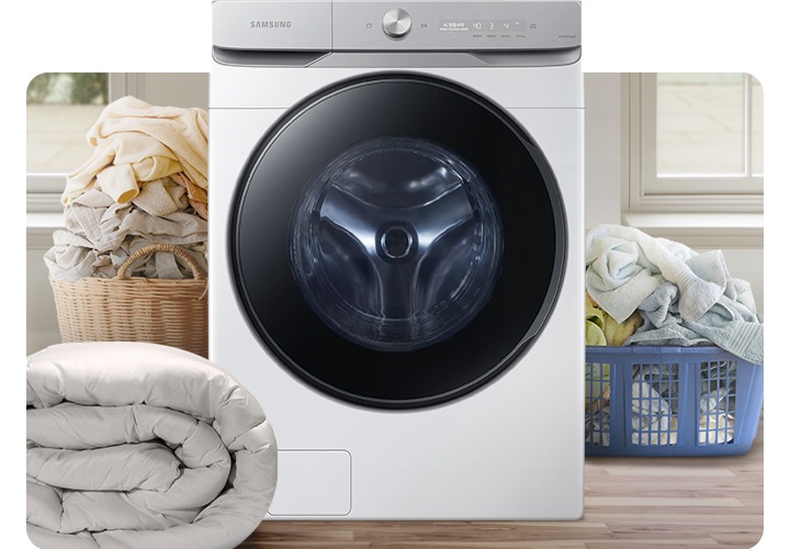 인테리어컷 가운데 그랑데 세탁기 AI가 놓여있습니다. 세탁기 좌측에는 라탄 바구니에 빨래가 가득 쌓여있고 그 앞에는 이불이 개어져 있습니다. 세탁기 우측에는 파란색 플라스틱 바구니 안에 수건 등 빨랫감이 가득 쌓여있는 연출된 이미지 입니다.