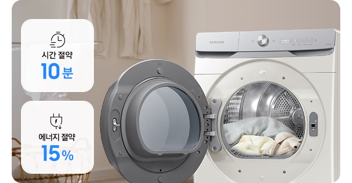 그랑데 건조기 AI 제품의 열린 문 안으로 빨랫감이 보이고 연기가 나오는 연출된 이미지 입니다. 이미지 안에는 시간 절약 10분 문구와 아이콘, 에너지 절약 15% 문구와 아이콘이 나와있습니다.