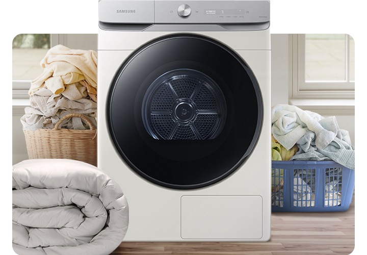 인테리어컷 가운데 그랑데 건조기 AI가 놓여있습니다. 건조기 좌측에는 라탄 바구니에 빨래가 가득 쌓여있고 그 앞에는 이불이 개어져 있습니다. 건조기 우측에는 파란색 플라스틱 바구니 안에 수건 등 빨랫감이 가득 쌓여있는 연출된 이미지 입니다.