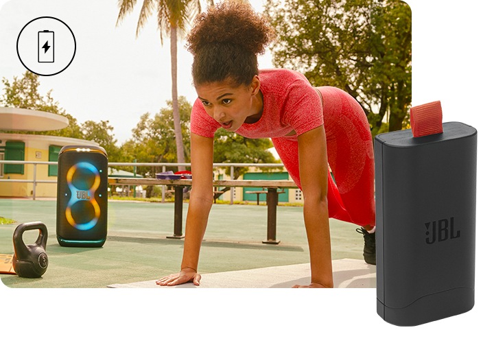 운동하는 여성 뒤로 PARTYBOX CLUB 120이 보입니다. 오른쪽 하단에는 배터리 200 제품 정면이 보입니다.