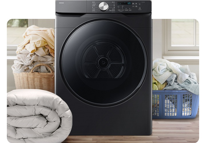 인테리어컷 가운데 그랑데 건조기 AI가 놓여있습니다. 건조기 좌측에는 라탄 바구니에 빨래가 가득 쌓여있고 그 앞에는 이불이 개어져 있습니다. 건조기 우측에는 파란색 플라스틱 바구니 안에 수건 등 빨랫감이 가득 쌓여있는 연출된 이미지 입니다.