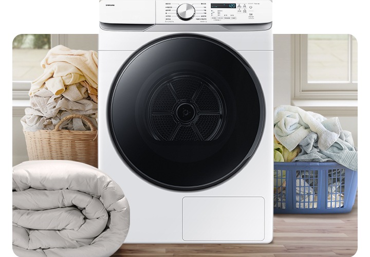 인테리어컷 가운데 그랑데 건조기 AI가 놓여있습니다. 건조기 좌측에는 라탄 바구니에 빨래가 가득 쌓여있고 그 앞에는 이불이 개어져 있습니다. 건조기 우측에는 파란색 플라스틱 바구니 안에 수건 등 빨랫감이 가득 쌓여있는 연출된 이미지 입니다.