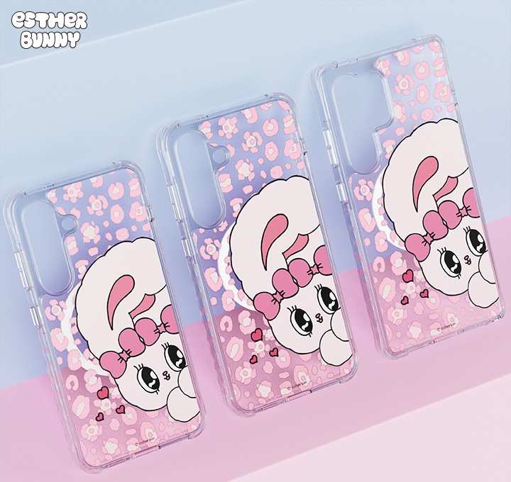 핑크 색상의 바닥과 연한 하늘 색상의 벽을 배경으로 갤럭시 S25 에스더버니 버라이어티 마그넷 케이스, 갤럭시 S25+ 에스더버니 버라이어티 마그넷 케이스, 갤럭시 S25 Ultra 에스더버니 버라이어티 마그넷 케이스가 왼쪽에서 오른쪽으로 벽에 기대어 나열된 이미지가 보이고 있고 이미지 왼쪽 상단 부분에는 에스더버니의 로고가 보이고 있습니다.