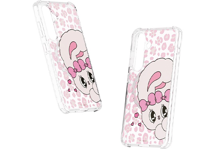 이미지 왼쪽 부분에는 갤럭시 S25 에스더버니 버라이어티 마그넷 케이스가 오른쪽 윗부분으로 20도 정도 돌아간 정면 이미지가 보이고 있고 이미지 오른쪽 부분에는 갤럭시 S25 에스더버니 버라이어티 마그넷 케이스가 왼쪽 윗부분으로 10도 정도 돌아간 정면 이미지가 보이고 있는 이미지입니다.