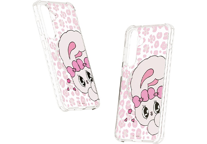 이미지 왼쪽 부분에는 갤럭시 S25+ 에스더버니 버라이어티 마그넷 케이스가 오른쪽 윗부분으로 20도 정도 돌아간 정면 이미지가 보이고 있고 이미지 오른쪽 부분에는 갤럭시 S25+ 에스더버니 버라이어티 마그넷 케이스가 왼쪽 윗부분으로 10도 정도 돌아간 정면 이미지가 보이고 있는 이미지입니다.