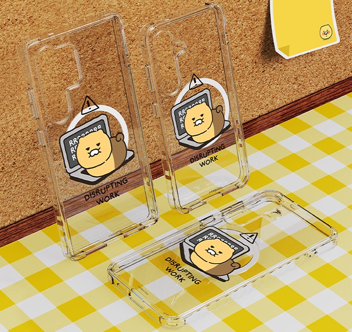 노란색 체크 무늬의 바닥과 코르크보드를 벽으로 세워둔 배경으로 갤럭시 S25+ 춘식이 버라이어티 마그넷 케이스가 가로로 바닥에 누워 있는 정면 이미지가 이미지 하단에 보이고 있고 갤럭시 S25 Ultra 춘식이 버라이어티 마그넷 케이스, 갤럭시 S25 춘식이 버라이어티 마그넷 케이스가 벽에 기대어 있는 정면 이미지가 오른쪽에서 왼쪽으로 나열되어 보이고 있습니다.