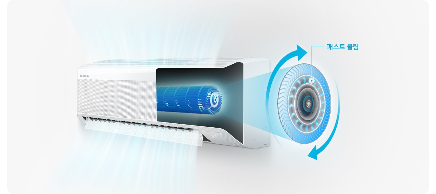 작동중인 벽걸이 에어컨이 보여지고 에어컨 절반이 내부가 보여지며 패스트 쿨링이 되는 듯한 모습이 보여집니다.