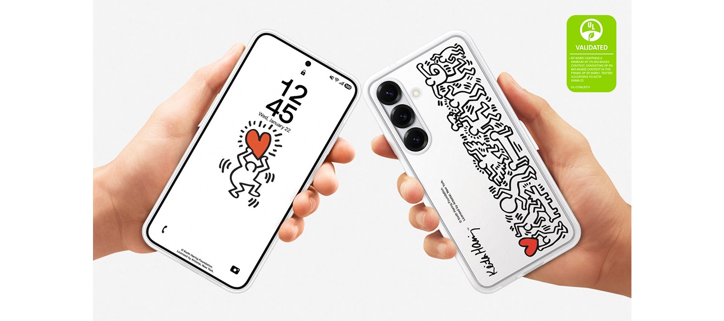 플립수트 케이스가 장착된 2대의 갤럭시 S25를 손에 들고 있습니다. 하나는 화면 있는 스마트폰의 앞면이고, 다른 하나는 키스 해링 그래픽이 그려진 케이스 뒷면입니다. 오른쪽 상단에 '플립수트 케이스에는 최소 2% 바이오 소재를 포함하고, 플립수트 케이스 프레임은 8% 바이오 소재를 포함하고 있습니다. ASTM D6886-22. UL.COM/ECV에 따른 테스트' 라고 적힌 UL 환경 클레임 검증 마크가 있습니다.