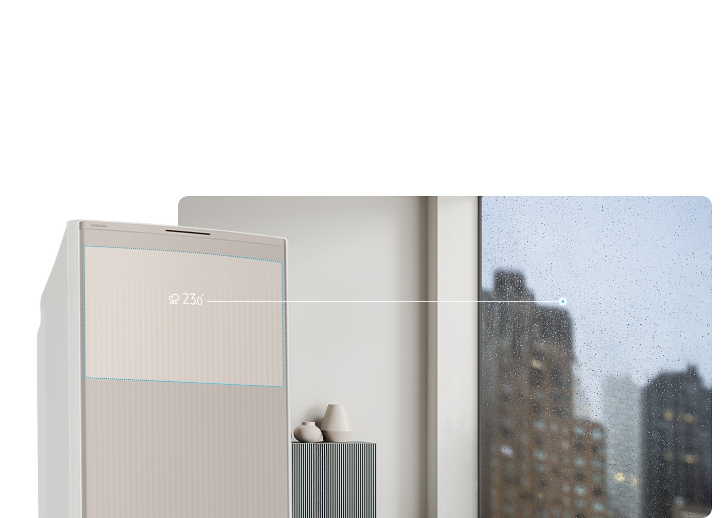 거실의 창가쪽으로 보여지는 공간에 우측엔 통창이 보여지며 창문 밖에 비가 와 습한 모습이 보여집니다. 좌측에 무풍콤보 갤러리 에어컨이 보여지며, 에어컨 디스플레이의 현재 창밖의 날씨와 온도가 보여지는 모습이 보여집니다.