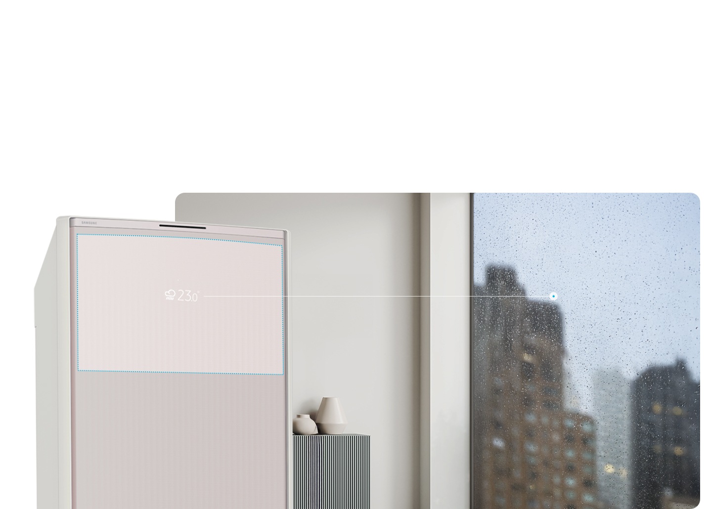 거실의 창가쪽으로 보여지는 공간에 우측엔 통창이 보여지며 창문 밖에 비가 와 습한 모습이 보여집니다. 좌측에 무풍콤보 갤러리 에어컨이 보여지며, 에어컨 디스플레이의 현재 창밖의 날씨와 온도가 보여지는 모습이 보여집니다.