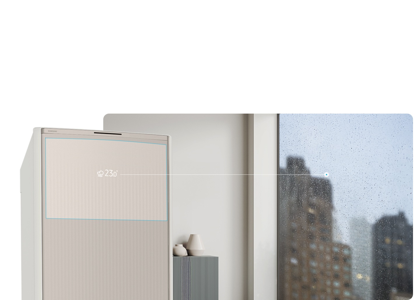 거실의 창가쪽으로 보여지는 공간에 우측엔 통창이 보여지며 창문 밖에 비가 와 습한 모습이 보여집니다. 좌측에 무풍콤보 갤러리 에어컨이 보여지며, 에어컨 디스플레이의 현재 창밖의 날씨와 온도가 보여지는 모습이 보여집니다.