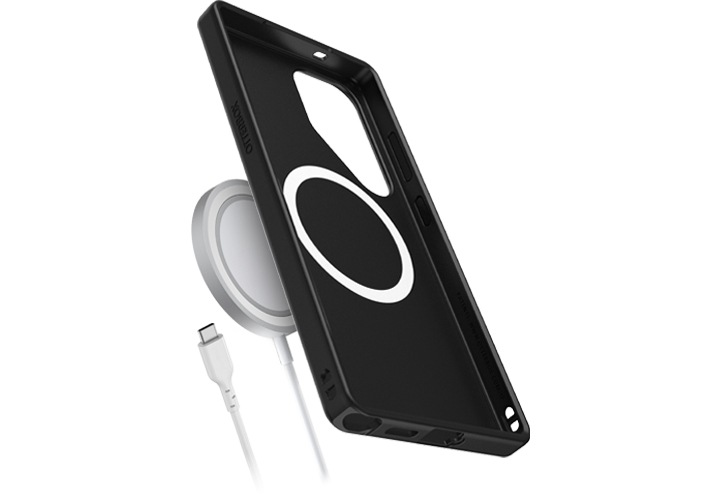 무선 충전기와 시메트리 마그넷 케이스의 뒷면 이미지가 겹쳐져 이미지 왼쪽에서 오른쪽으로 나열되어 있습니다.